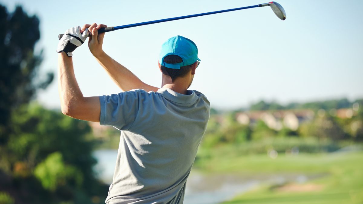 Đôi tay các golfer thường tiếp xúc trực tiếp với găng tay và gậy